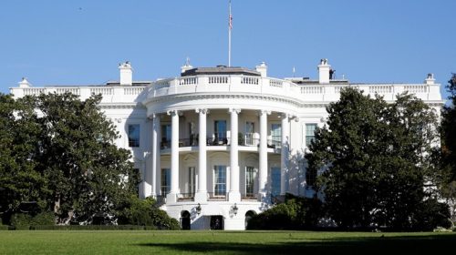 Λευκός Οίκος: Αντισυνταγματική παρωδία η παραπομπή του Τραμπ σε δίκη