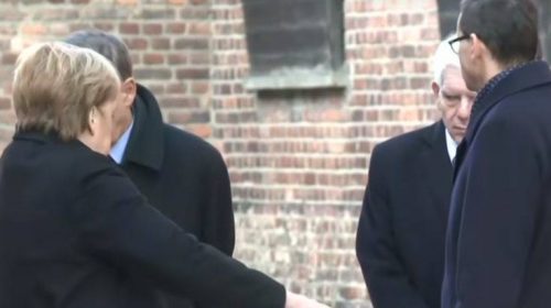 Κάτι τρέχει με τη Μέρκελ: Παραλίγο να πέσει κατά την επίσκεψή της στο Άουσβιτς