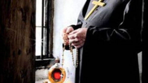 Γαλλία: Φρικιαστική δολοφονία με σταυρό καθολικού ιερέα στη από 19χρονο