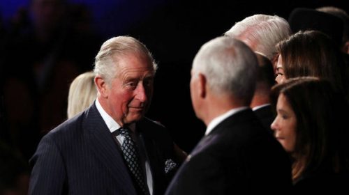 Ο Κάρολος προσπέρασε τον Πενς και τα ανάκτορα διαβεβαιώνουν ότι δεν τον σνόμπαρε