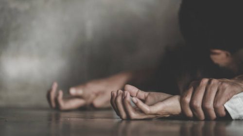 Γυναίκα ξύπνησε από το μεθύσι της την ώρα που τη βίαζαν