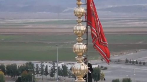 Τι συμβολίζει η κόκκινη σημαία που ύψωσε το Ιράν