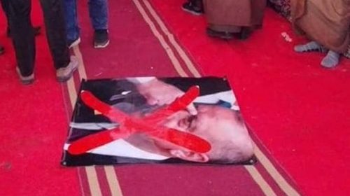 Ένταση στη Λιβύη: Ποδοπατούν φωτογραφίες του Ερντογάν – «Όχι άλλο αίμα μας για τους τρομοκράτες του»