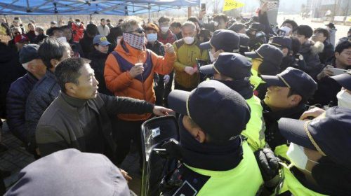 Διαδηλώσεις και προπηλακισμοί στη Νότια Κορέα στις εγκαταστάσεις καραντίνας για τον κοροναϊό