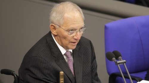 Σόιμπλε: Υπάρχει ακόμα ρατσισμός στη Γερμανία, να μιλάμε περισσότερο για το Άουσβιτς