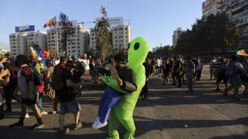 Χιλή: Χιλιάδες διαδηλωτές βρέθηκαν στην Πλατεία Ιταλίας για την έλευση του νέου χρόνου