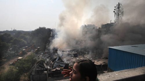 Κατέρρευσε φλεγόμενο εργοστάσιο μπαταριών στο Νέο Δελχί