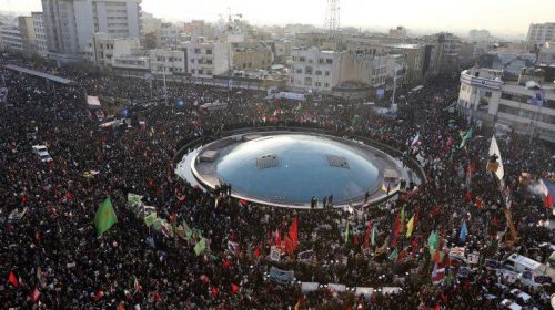 Χιλιάδες άνθρωποι κατέκλυσαν το κέντρο της Τεχεράνης για τον Κασέμ Σουλεϊμανί
