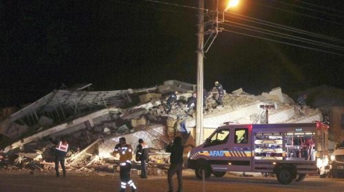 Ισχυρός σεισμός στην Τουρκία: Στους 19 ανέβηκαν οι νεκροί – Πάνω από 900 οι τραυματίες
