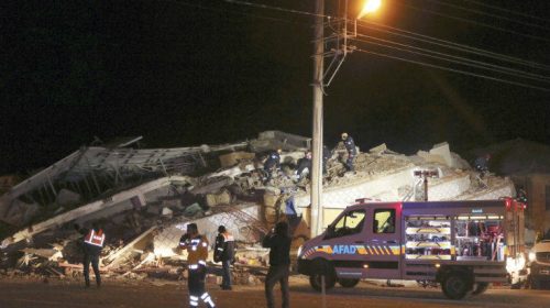 Σεισμός στην Τουρκία: Περισσότεροι από 30 μετασεισμοί, μάχη με τον χρόνο δίνουν οι διασώστες