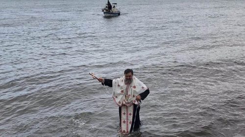 Δεν βούτηξε κανένας και έπεσε ο παπάς για το Σταυρό