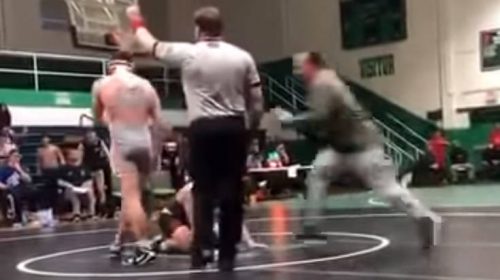 Πατέρας επιτέθηκε στον αντίπαλο του γιου του σε αγώνα πάλης γιατί του έκανε αντικανονική λαβή