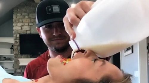 Η αηδιαστική κι επικίνδυνη δοκιμασία με τους χρήστες να τρώνε δημητριακά από το στόμα άλλων