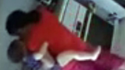 Νταντά ζεματάει το χέρι μωρού για να απολυθεί και να γυρίσει στην πατρίδα της