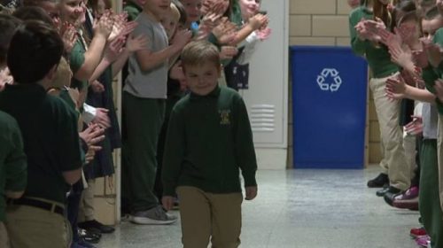 Συγκινητικό! 6χρονος νίκησε την λευχαιμία – Δείτε πώς τον υποδέχθηκαν οι συμμαθητές του