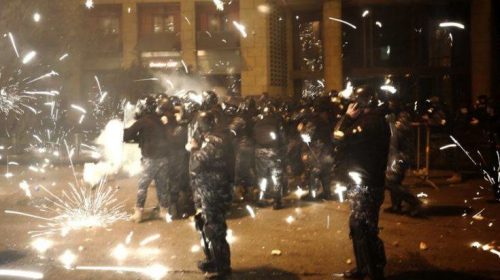 Βίαιες συγκρούσεις μεταξύ αστυνομίας και διαδηλωτών στη Βηρυτό