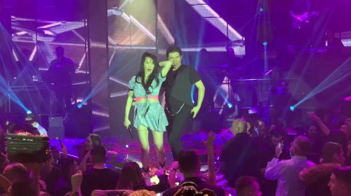 Απίστευτο ξύλο στο κέντρο που τραγουδούν Πάολα-Κουρκούλης