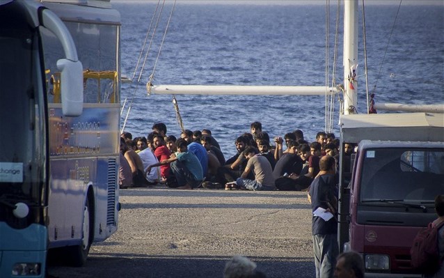 «Καίνε την ιστορία μας»: Η εικόνα με παράνομο μετανάστη κάνει τον γύρο της Ελλάδας «Καίνε την ιστορία μας»: Η εικόνα με παράνομο μετανάστη κάνει τον γύρο της Ελλάδας