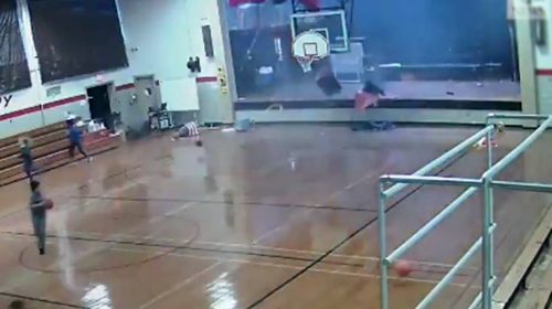 Η στιγμή που ανεμοστρόβιλος «χτυπάει» γυμναστήριο σχολείου, οι μαθητές τρέχουν να σωθούν