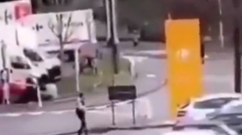 Επίθεση με μαχαίρι στη Γαλλία: Η στιγμή που οι αστυνομικοί πυροβολούν τον δράστη