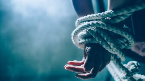 Η πιλότος της Formula 1 και η περίεργη σχέση που είχε με τον βιαστή της