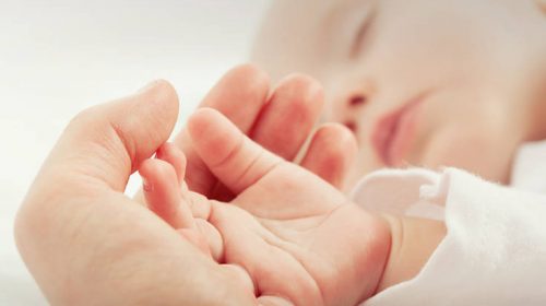 Σιγκαπούρη: Όλοι θέλουν να υιοθετήσουν το μωρό που βρέθηκε στα σκουπίδια