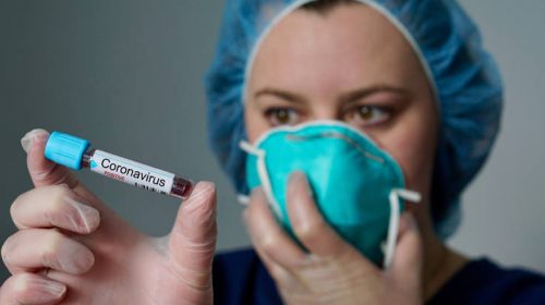 Παγκόσμια σύγχυση για το αν προστατεύει η μάσκα από τον κοροναϊό