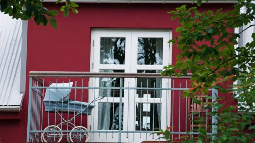 Άφησαν βρέφος 7 μηνών στο μπαλκόνι για πέντε ώρες και πέθανε από το κρύο