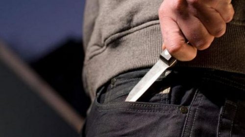 Άνδρας μαχαίρωσε στο λαιμό 10χρονο μπροστά στα μάτια της μητέρας του