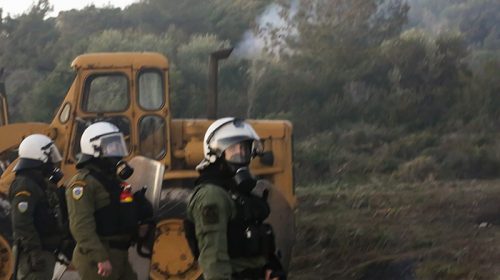 «Τα ΜΑΤ μαζί με μηχανήματα καταστρέφουν το δάσος στο Διαβολόρεμα»