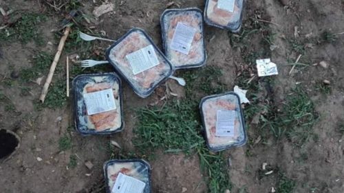 Καταγγελία για πεταμένα γεύματα μεταναστών στην Χίο