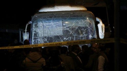 Σφοδρή σύγκρουση μικρού λεωφορείου με δυο φορτηγά στην Αίγυπτο – 13 νεκροί