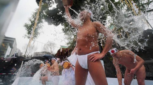 Γυμνό φεστιβάλ στην Ιαπωνία: Χιλιάδες άνδρες τηρούν την παράδοση, φορώντας τα απολύτως απαραίτητα