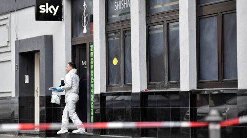 Στο πλευρό της Μέρκελ ο Μακρόν για την επίθεση στο Έσση: «Απέραντη θλίψη»