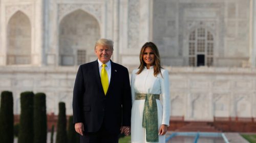 Ντόναλντ και Μελάνια Τραμπ χέρι-χέρι στο Ταζ Μαχάλ