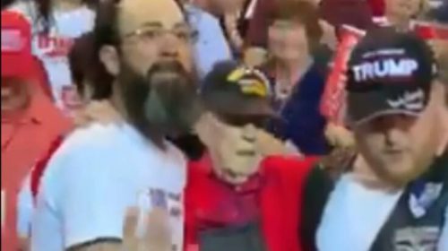 Συγκινητικές εικόνες σε ομιλία του Τραμπ: Μετέφεραν στα χέρια βετεράνο του Β΄ Παγκοσμίου Πολέμου