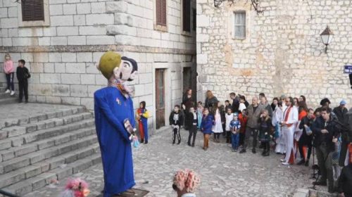 Έκαψαν ομοίωμα ομόφυλου ζευγαριού σε αποκριάτικη εκδήλωση στην Κροατία