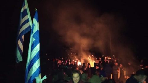 Πάνω από 1500 κάτοικοι στην Καράβα για να αποκρούσουν τα ΜΑΤ – «Οι καμπάνες χτυπάνε σε όλα τα χωριά»