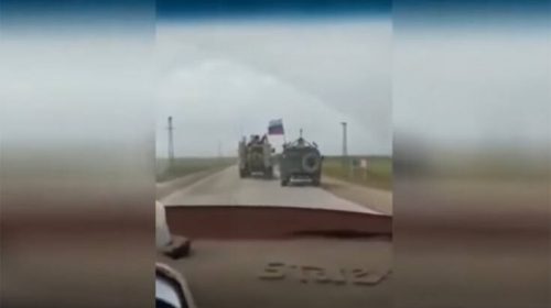 «Στενό μαρκάρισμα» ρωσικού στρατιωτικού τζιπ από αμερικανικό όχημα στη Συρία