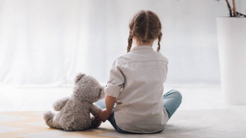 Μητέρα έντυνε την κόρη της κουνελάκι του Playboy, έφερνε άντρες να τη βιάζουν και έβλεπε