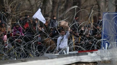 Spiegel: Η Ελλάδα εξασφαλίζει τα εξωτερικά σύνορα της ΕΕ και δεν προωθεί όσους καταφτάνουν όπως το 2015