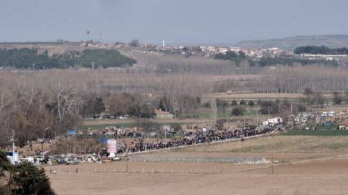 Προκλητική ανάρτηση του Τούρκου υφυπουργού Εξωτερικών: Συνθήκες Άουσβιτς στον Έβρο