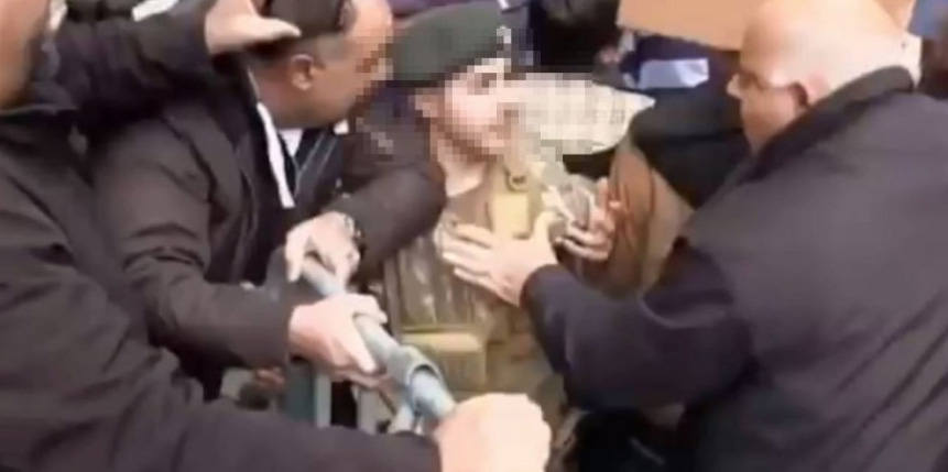 Επεισόδια στο οδόφραγμα της Λήδρας – Σάλος με επίθεση σε στρατιώτη Επεισόδια στο οδόφραγμα της Λήδρας – Σάλος με επίθεση σε στρατιώτη