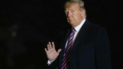 Politico: Αντιμέτωπος με τις πιο σημαντικές αποφάσεις της προεδρίας του ο Τραμπ λόγω κορονοϊού