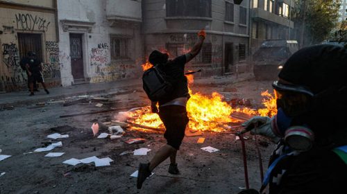 Χιλή: Διαδηλώσεις και σοβαρά επεισόδια σημειώθηκαν στο Σαντιάγο – Φόβοι για αναζωπύρωση της βίας