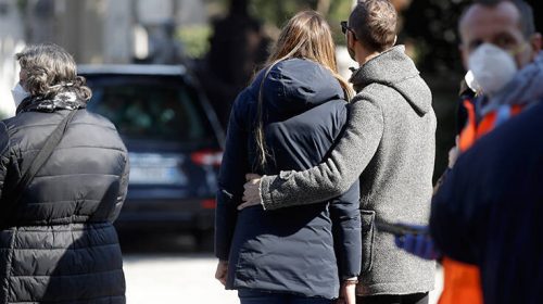 Τραγικές ιστορίες από την Ιταλία: «Οι γονείς μου πέθαναν μόνοι τους, με λίγες ώρες διαφορά»