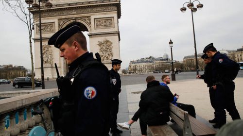 Πρωτόγνωρες εικόνες στη Γαλλία: Κατ’ οίκον περιορισμός λόγω κορονοϊού – Αστυνομικοί ελέγχουν τους περαστικούς