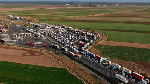 Έκκληση της Κομισιόν να επιτραπεί η είσοδος μεταναστών εποχιακών αγρεργατών για να βοηθήσουν στη συγκομιδή