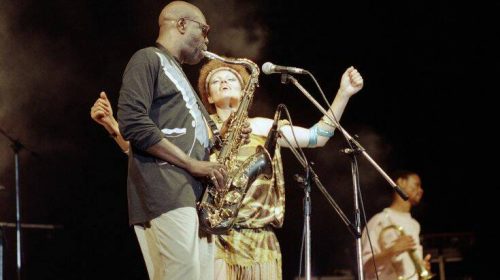 Manu Dibango: Ο μουσικός που σαγήνευσε πολλές φορές το ελληνικό κοινό και το άδοξο τέλος
