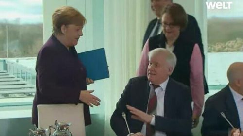 Ο υπουργός Εσωτερικών της Γερμανίας αρνήθηκε να κάνει χειραψία με την καγκελάριο Μέρκελ
